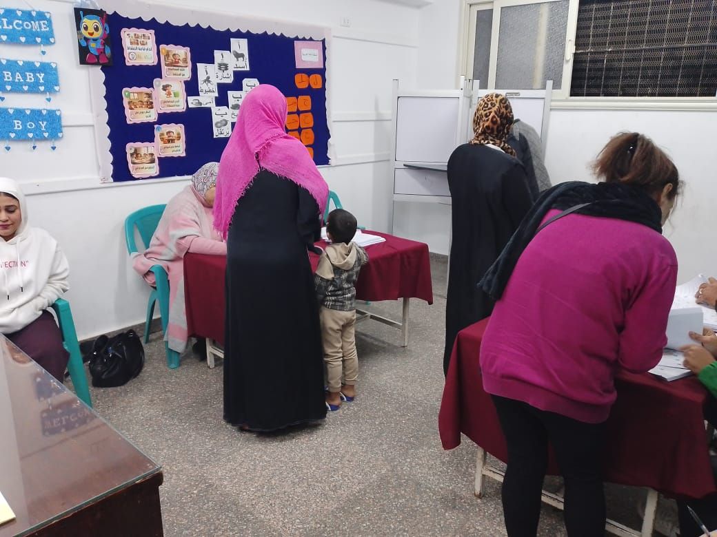 إدلاء الناخبين بأصواتهم إدلاء الناخبين بأصواتهم