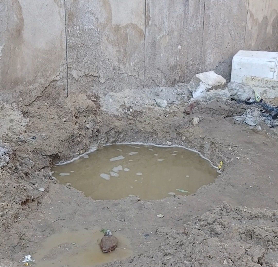 _حفرة خارج منزل تنبع منها المياه _حفرة خارج منزل تنبع منها المياه