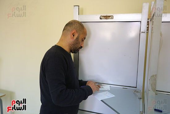 ناخب يدلي بصوتة ناخب يدلي بصوتة