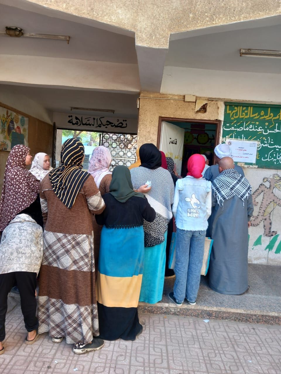 السيدات يتصدرن المشهد بجولة الإعادة بانتخابات مجلس النواب ببنها في القليوبية (1) السيدات يتصدرن المشهد بجولة الإعادة بانتخابات مجلس النواب ببنها في القليوبية (1)