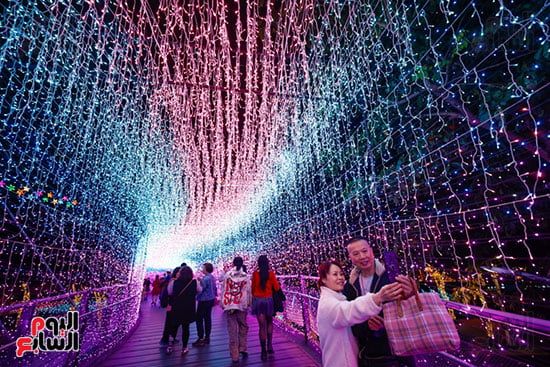 زوجان يلتقطان الصور التذكارية زوجان يلتقطان الصور التذكارية