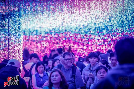 حضور كبير من العائلات للاستمتاع بزينة الكريسماس حضور كبير من العائلات للاستمتاع بزينة الكريسماس