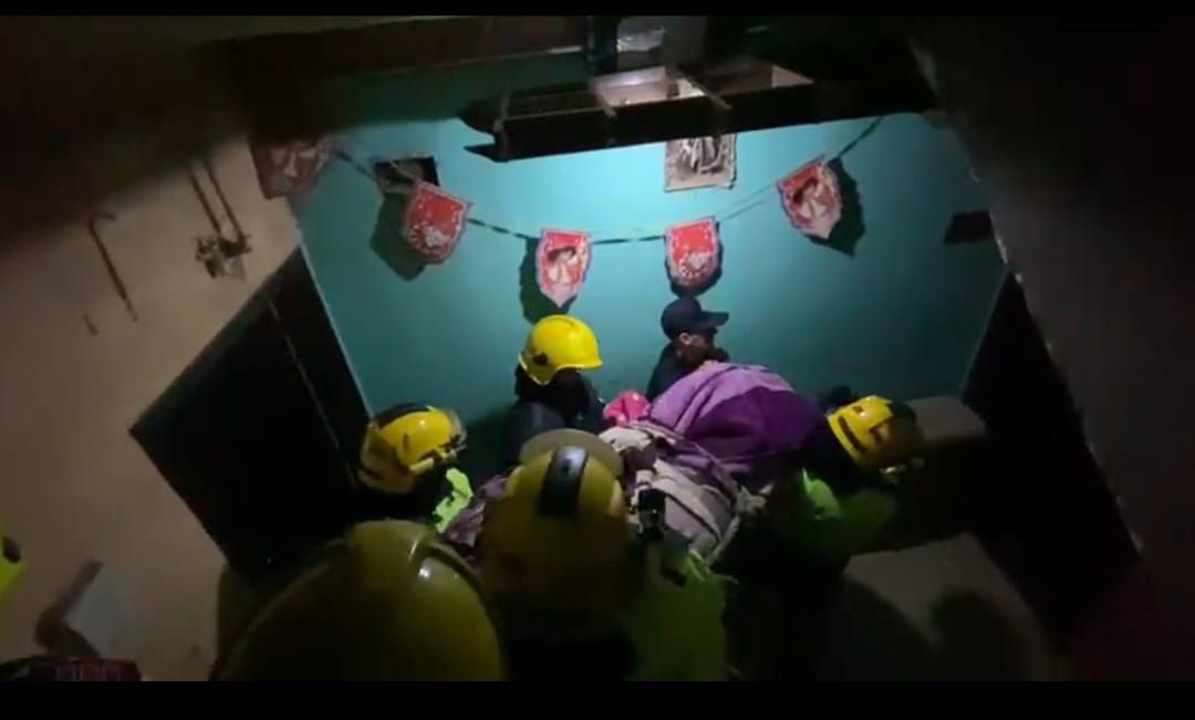 جانب من أعمال رجال الحماية المدنية (3) جانب من أعمال رجال الحماية المدنية (3)