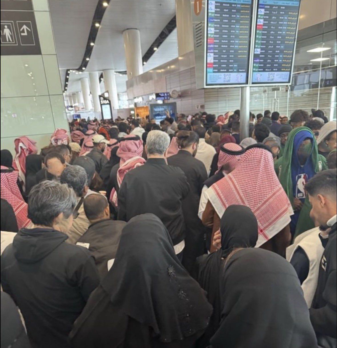 زحام مطار الملك خالد فى السعودية زحام مطار الملك خالد فى السعودية