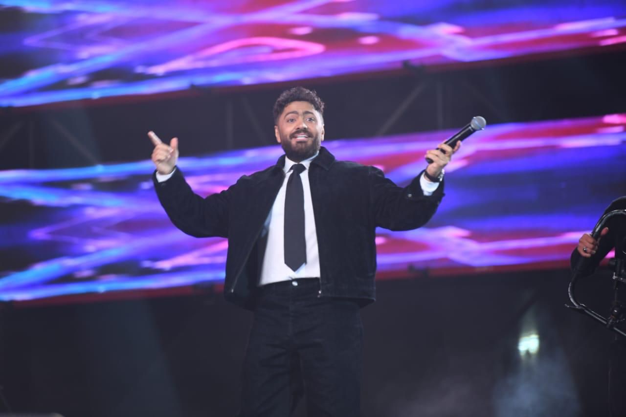 الجمهور يستقبل تامر حسني بالورود واللافتات (2) الجمهور يستقبل تامر حسني بالورود واللافتات (2)