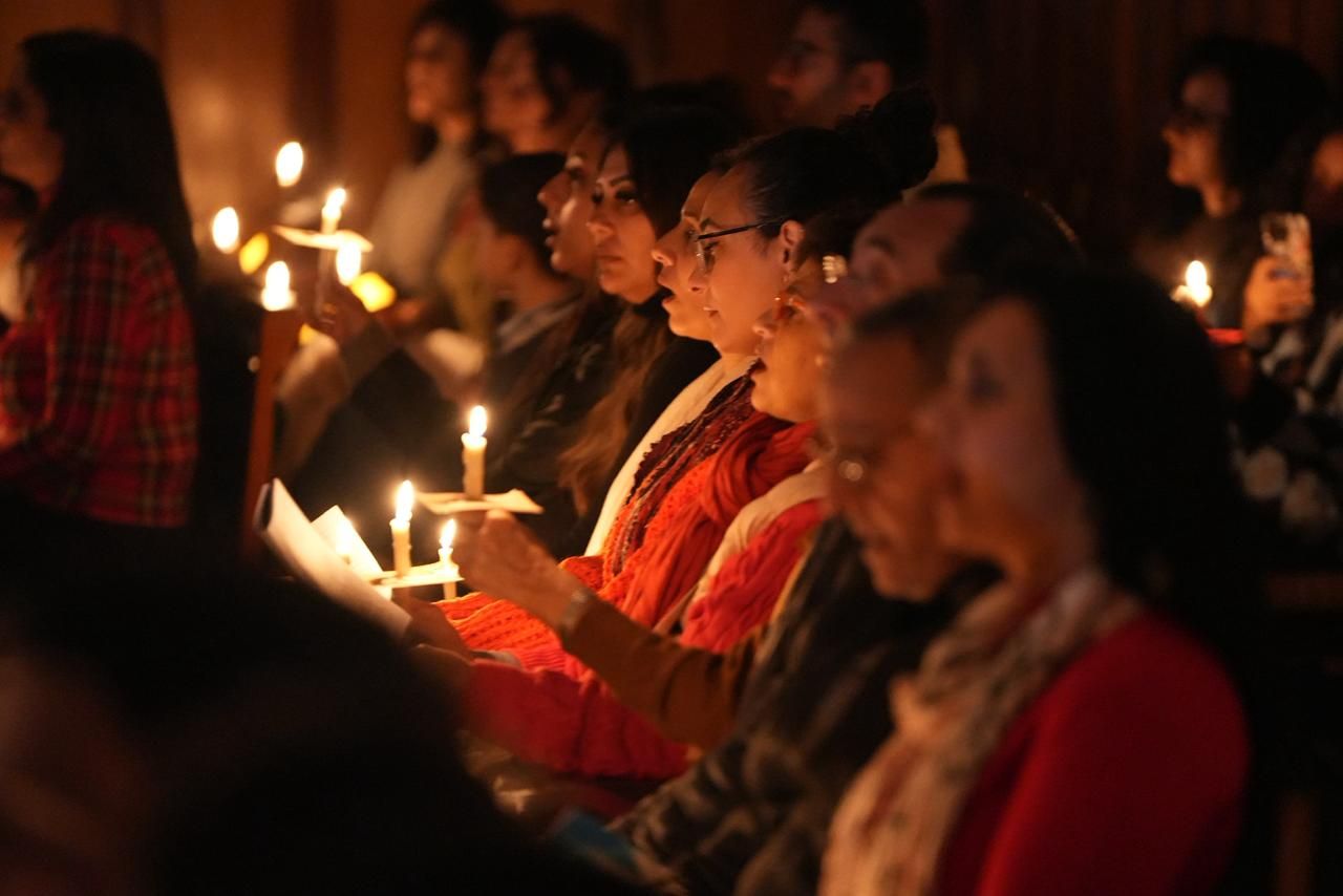 جانب من الاحتفال على ضوء الشموع جانب من الاحتفال على ضوء الشموع