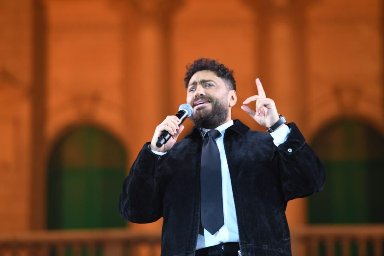 الجمهور يستقبل تامر حسني بالورود واللافتات (3) الجمهور يستقبل تامر حسني بالورود واللافتات (3)