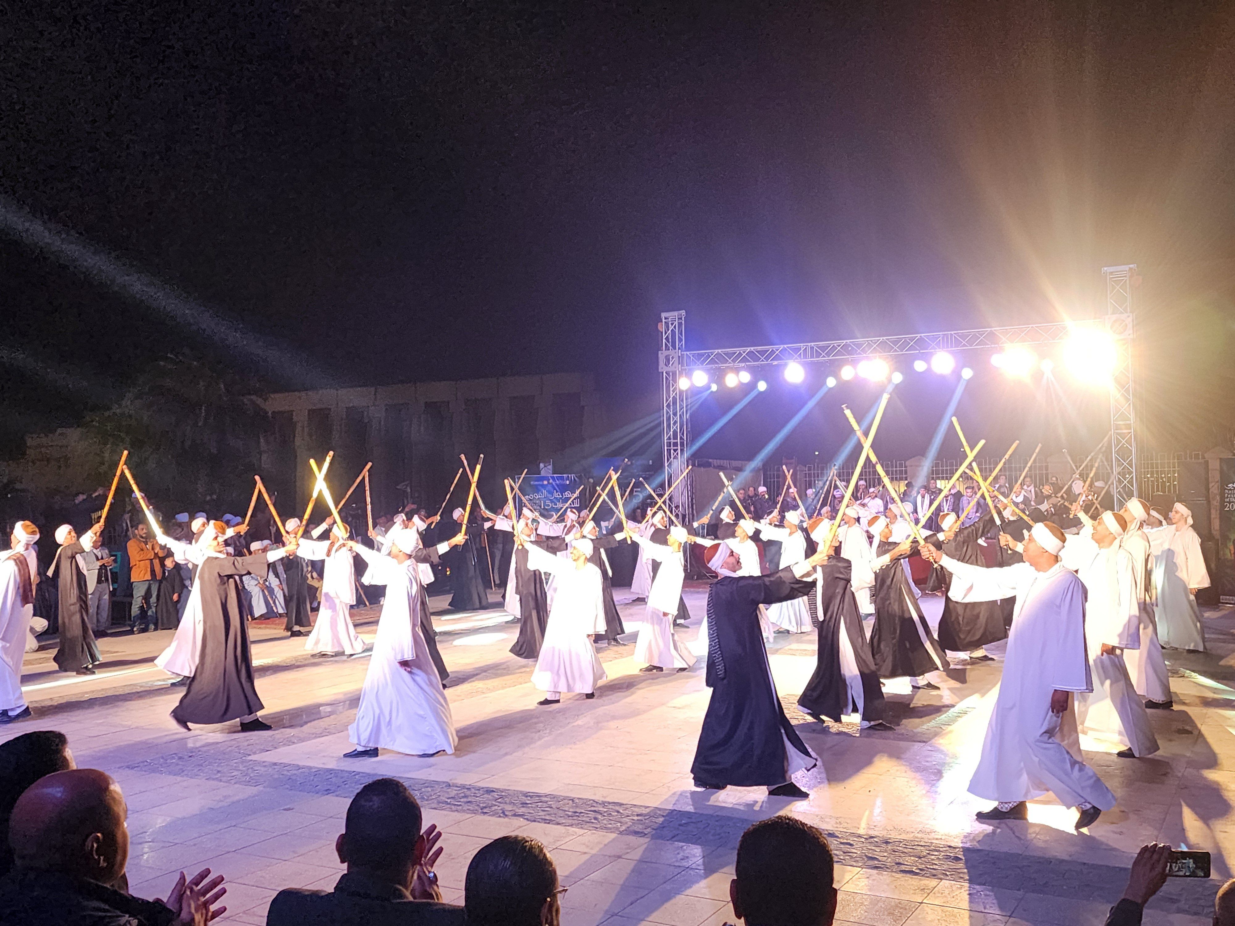 شيوخ التحطيب يبهرون الجمهور في أول ليالي المهرجان القومى للتحطيب بالأقصر (4)