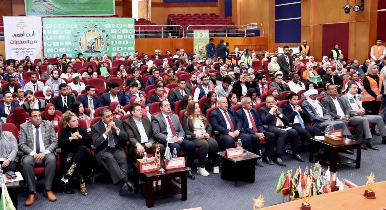 الدكتور عمرو عثمان خلال المشاركة في فعاليات المنتدى العربي للشباب والبيئة الدكتور عمرو عثمان خلال المشاركة في فعاليات المنتدى العربي للشباب والبيئة