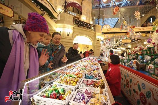 يتصفح الزبائن زينة عيد الميلاد في متجر غوم متعدد الأقسام في الساحة الحمراء بموسكو