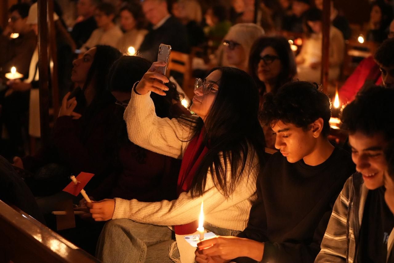 جانب من احتفالات الكنيسة على ضوء الشموع جانب من احتفالات الكنيسة على ضوء الشموع