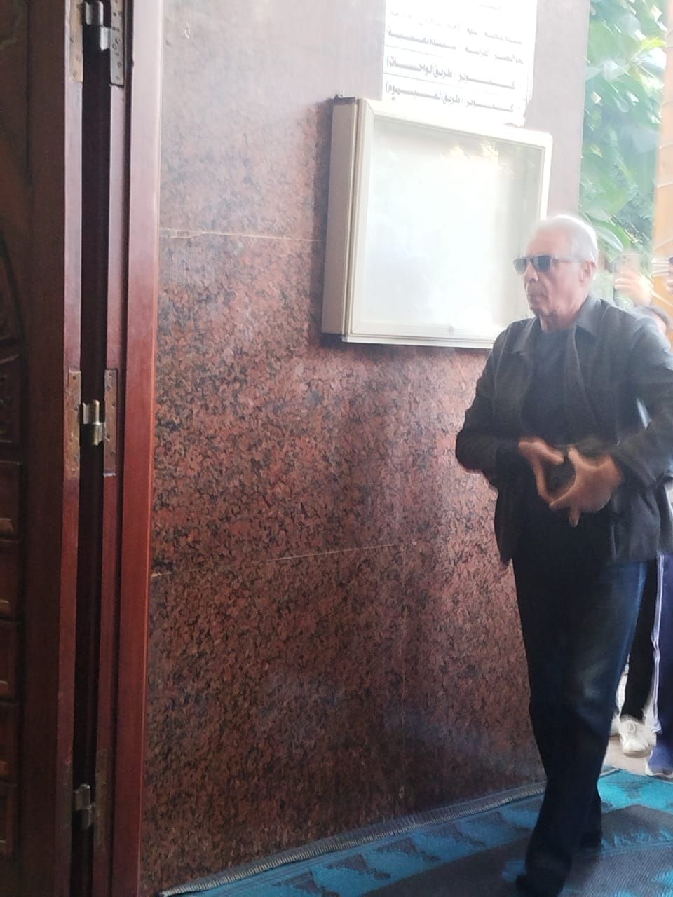 محمود حميدة يصل جنازة سمية الالفي