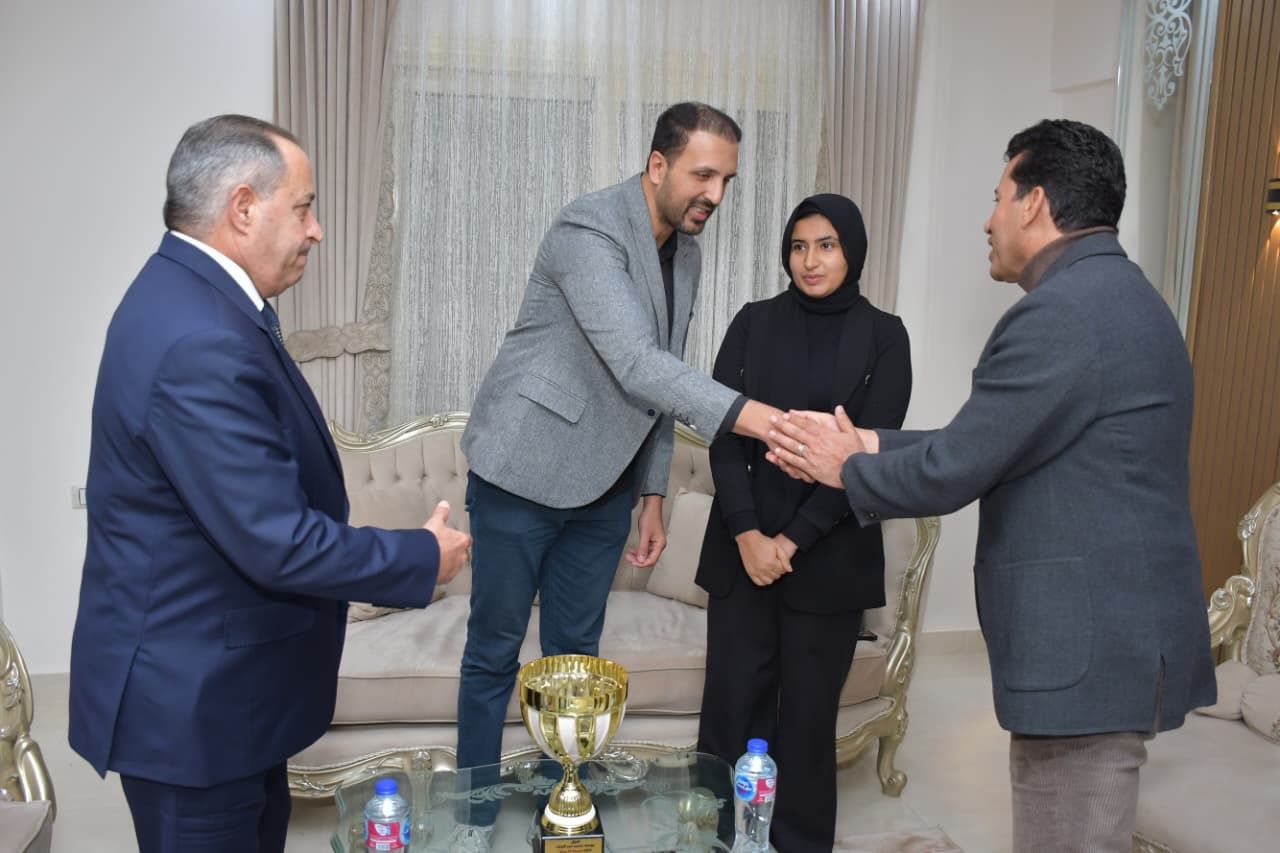 وزير الشباب والرياضة ومحافظ بورسعيد يقدمان واجب العزاء (3) وزير الشباب والرياضة ومحافظ بورسعيد يقدمان واجب العزاء (3)