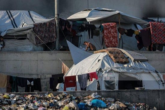 تكدس لخيام النازحين بالقرب من مكبٍّ للنفايات وسط مدينة غزة