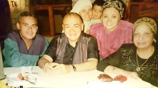 الراحل محمد رضا وسط أسرته