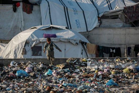 خيام النازحين وسط القمامة