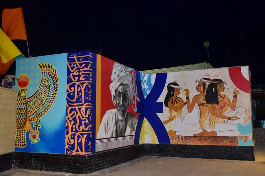 جداريات فرعونية وتراثية شعبية على الكورنيش الجديد بالقرنة