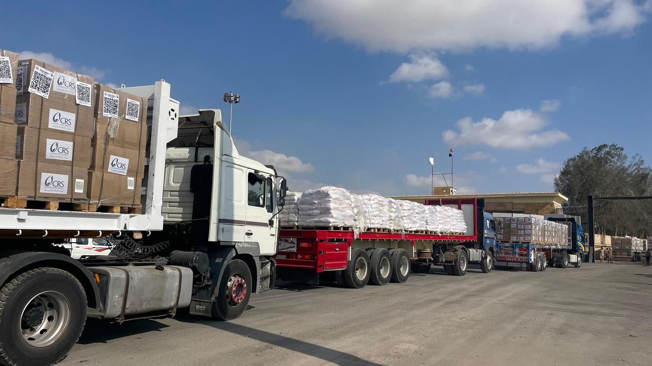 شاحنات تدخل قطاع غزة محملة بالمساعدات