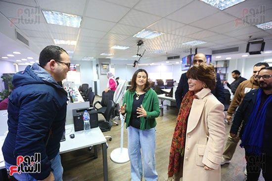 علا الشافعي تشرح للفنانة أنوشكا طبيعة العمل داخل المؤسسة