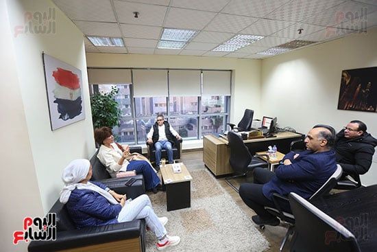 أنوشكا في مكتب رئيس التحرير