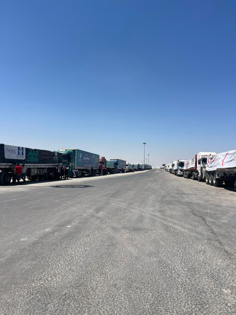 الشاحنات تحمل المساعدات