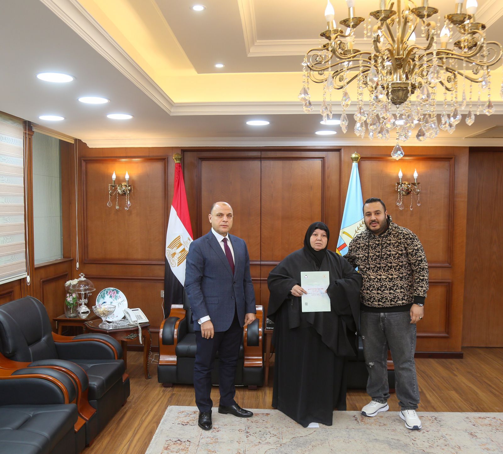 محافظ كفر الشيخ يسلم 8 عقود تقنين