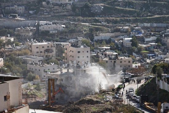 جرافات إسرائيلية تهدم مبنى فلسطينياً في القدس الشرقية (4)