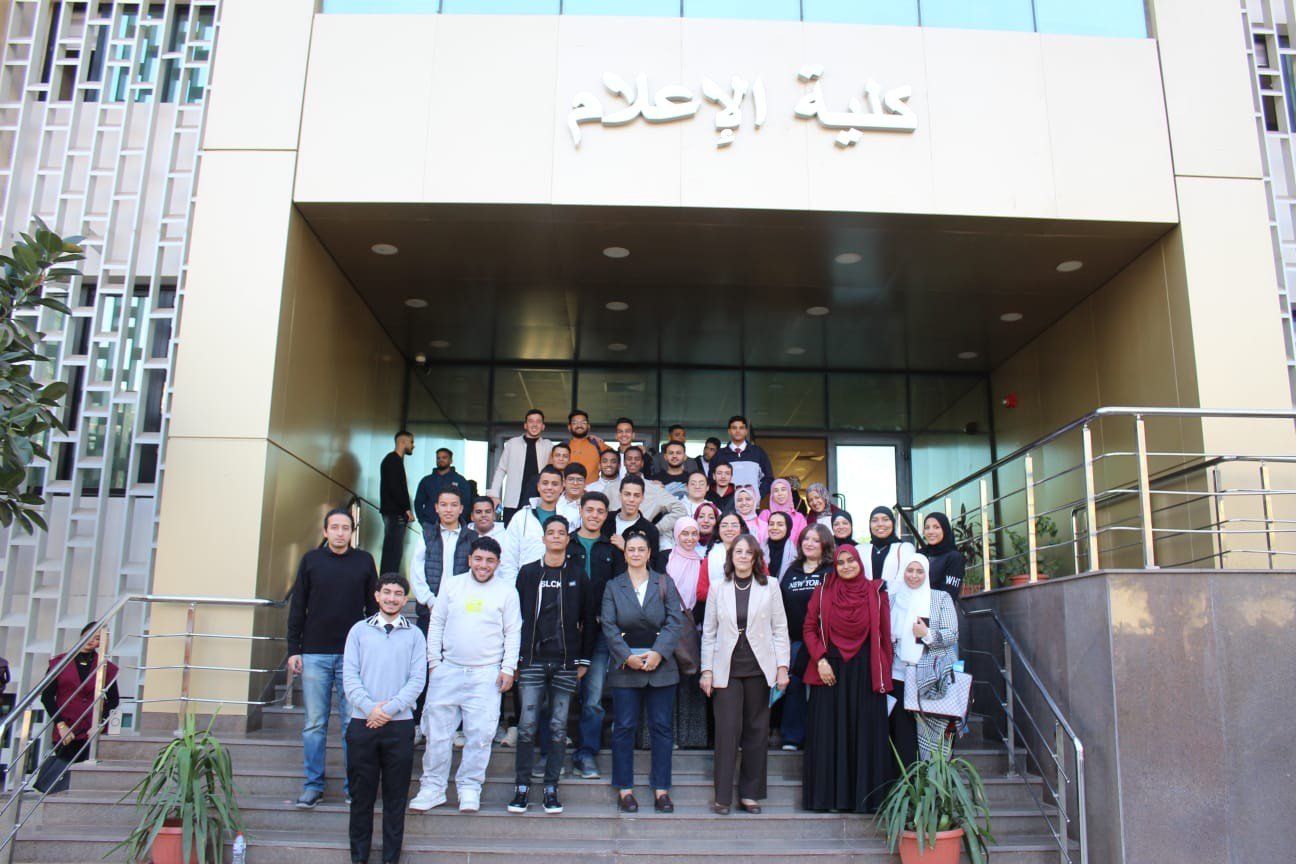 الكاتبة الصحفية علا الشافعى مع طلاب كلية الإعلام