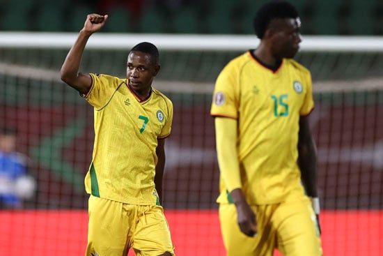 برنس دوبي لاعب منتخب زيمبابوي يحتفل بالهدف