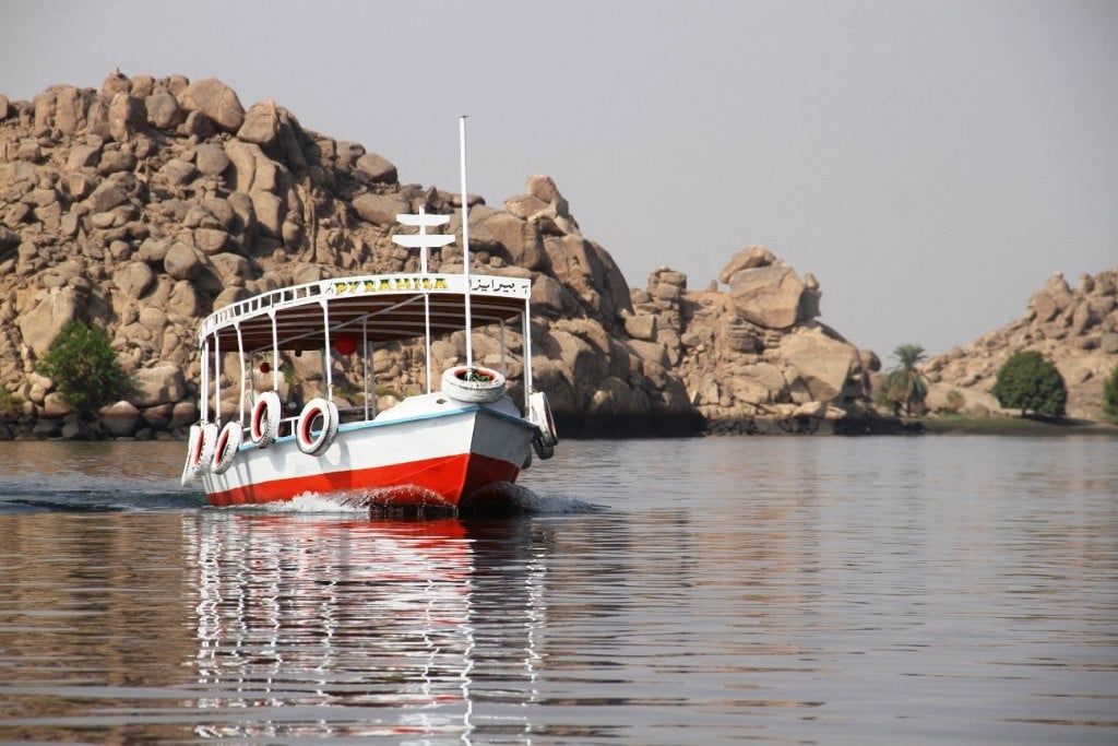 المركب تسبح وسط الطبيعة