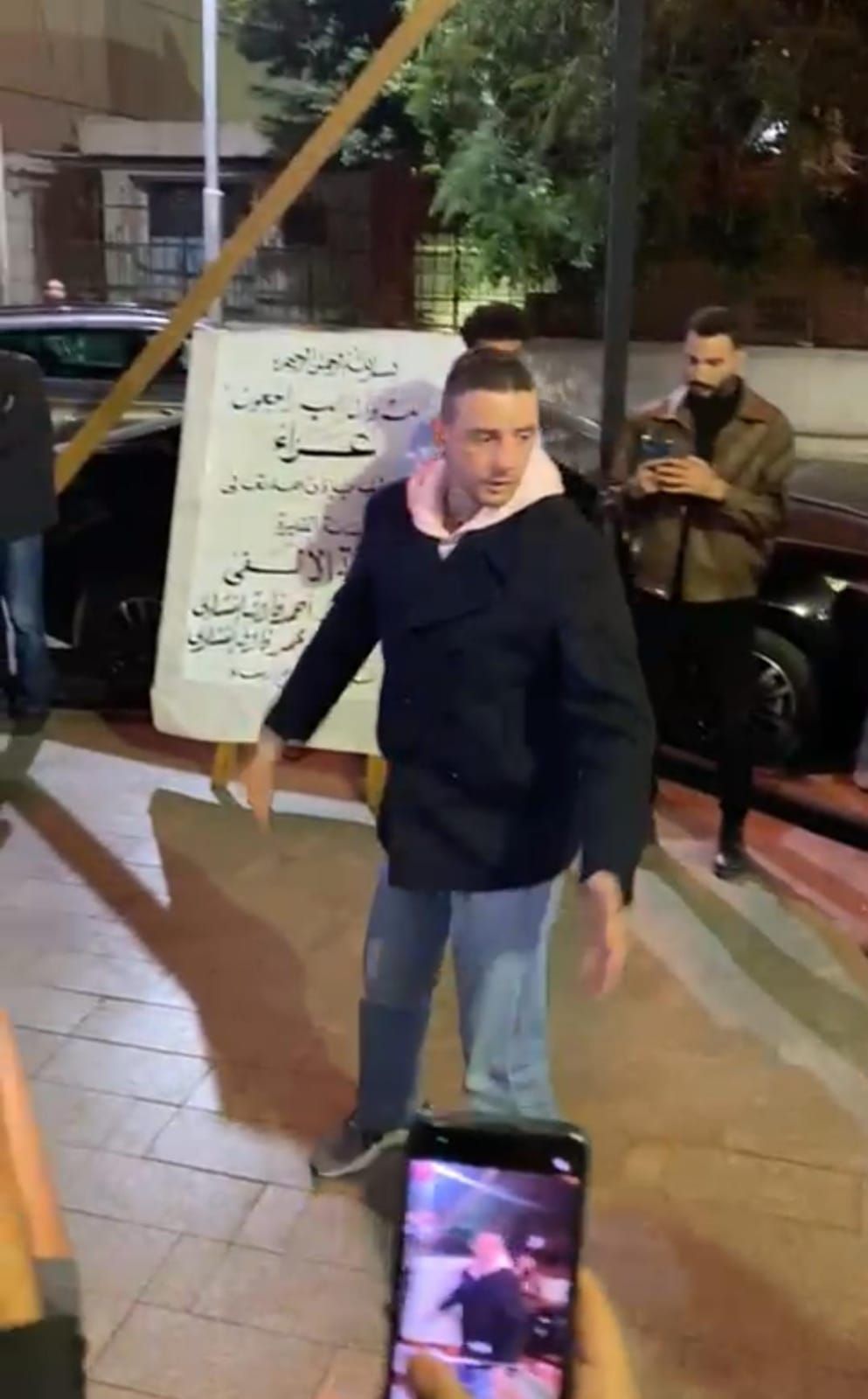 احمد الفيشاوي يطالب المصورين بمنح مساحة للمعزيين وعدم التكدس بعزاء والدته سمية الالفي (2)