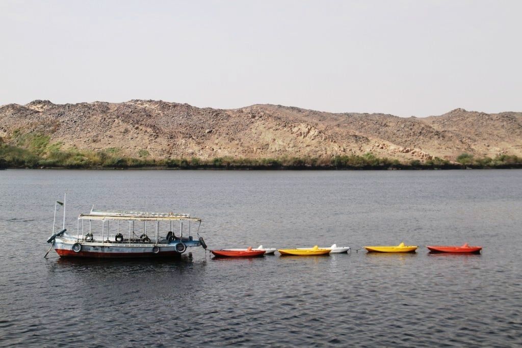 مركب وعوامات صغيرة