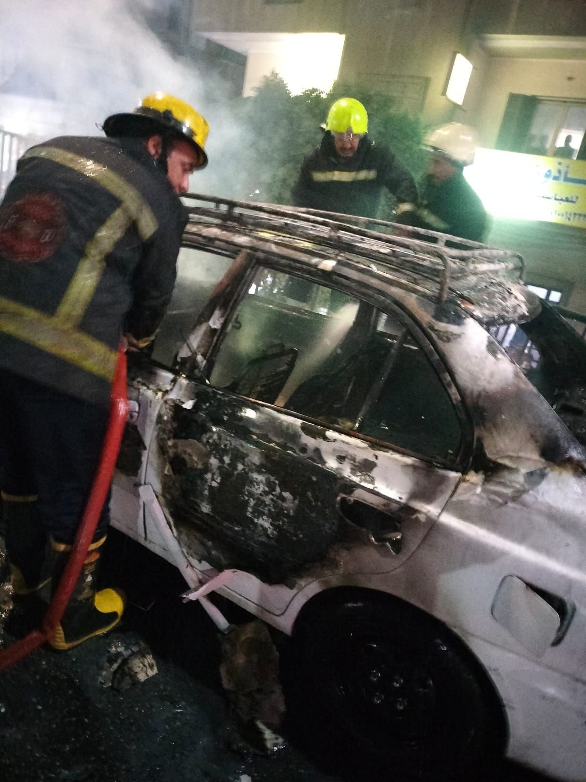 عمليات اخماد حريق سيارة (2)