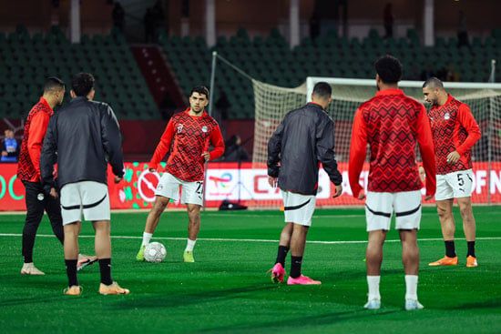 منتخب الفراعنة يخوض عمليات الإحماء قبل انطلاق مباراة زيمبابوى