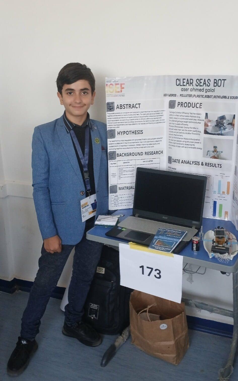 اسر خلال مشاركته بمعرض ايسف اسر خلال مشاركته بمعرض ايسف