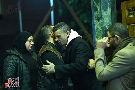 أحمد الفيشاوي يستقبل واجب العزاء في والدته سمية الألفي