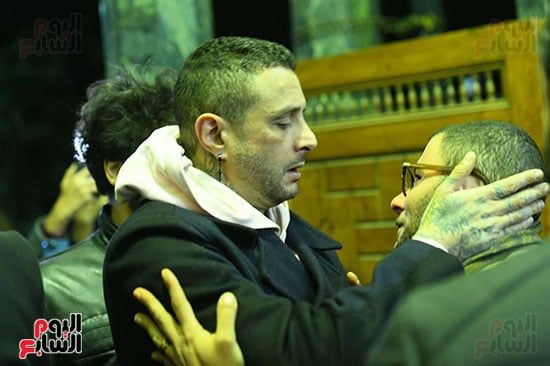 أحمد الفيشاوي يقبل شقيقه عمر الفيشاوي في عزاء والدتهما سمية الألفي