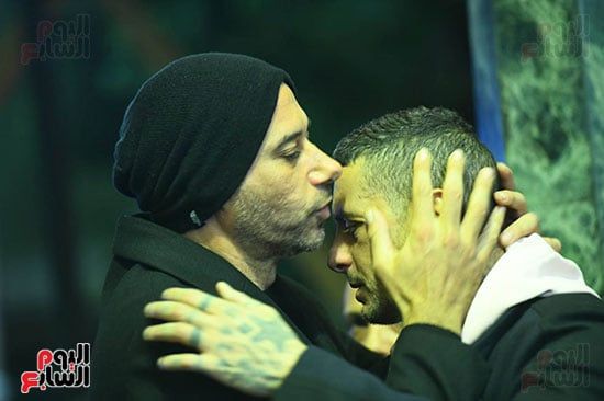 أحمد السعدني يقدم العزاء ل أحمد الفيشاوي