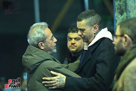 صبري فواز يقدم العزاء