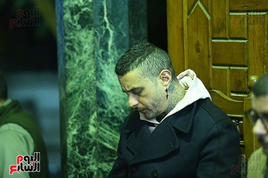 أحمد الفيشاوي حزينا في عزاء والدته