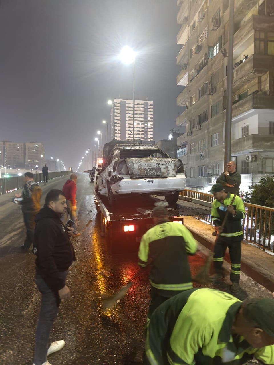 عمليات اخماد حريق سيارة (3)