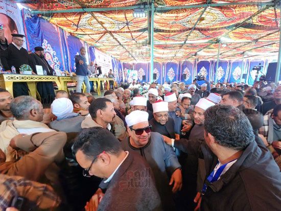 لحظات-تقديم-القودة-لإنهاء-خصومة-6-سنوات-بين-أبناء-عمومة-بساحة-الطيب-(1)