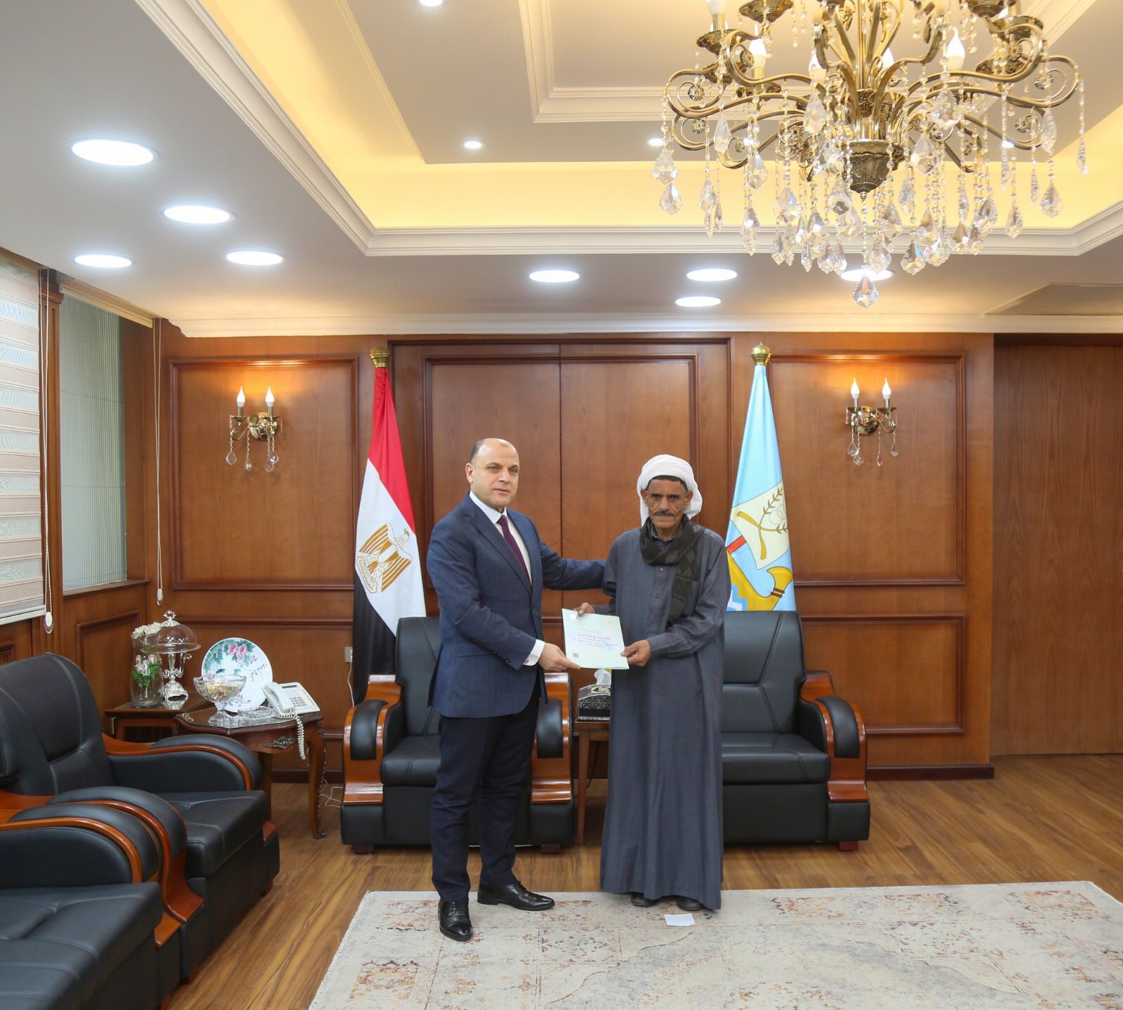 محافظ كفر الشيخ يسلم عقد تقنين لمزارع