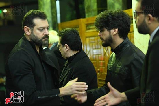 عمرو يوسف في عزاء سمية الالفي