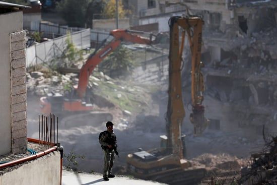 جرافات إسرائيلية تهدم مبنى فلسطينياً في القدس الشرقية (6)