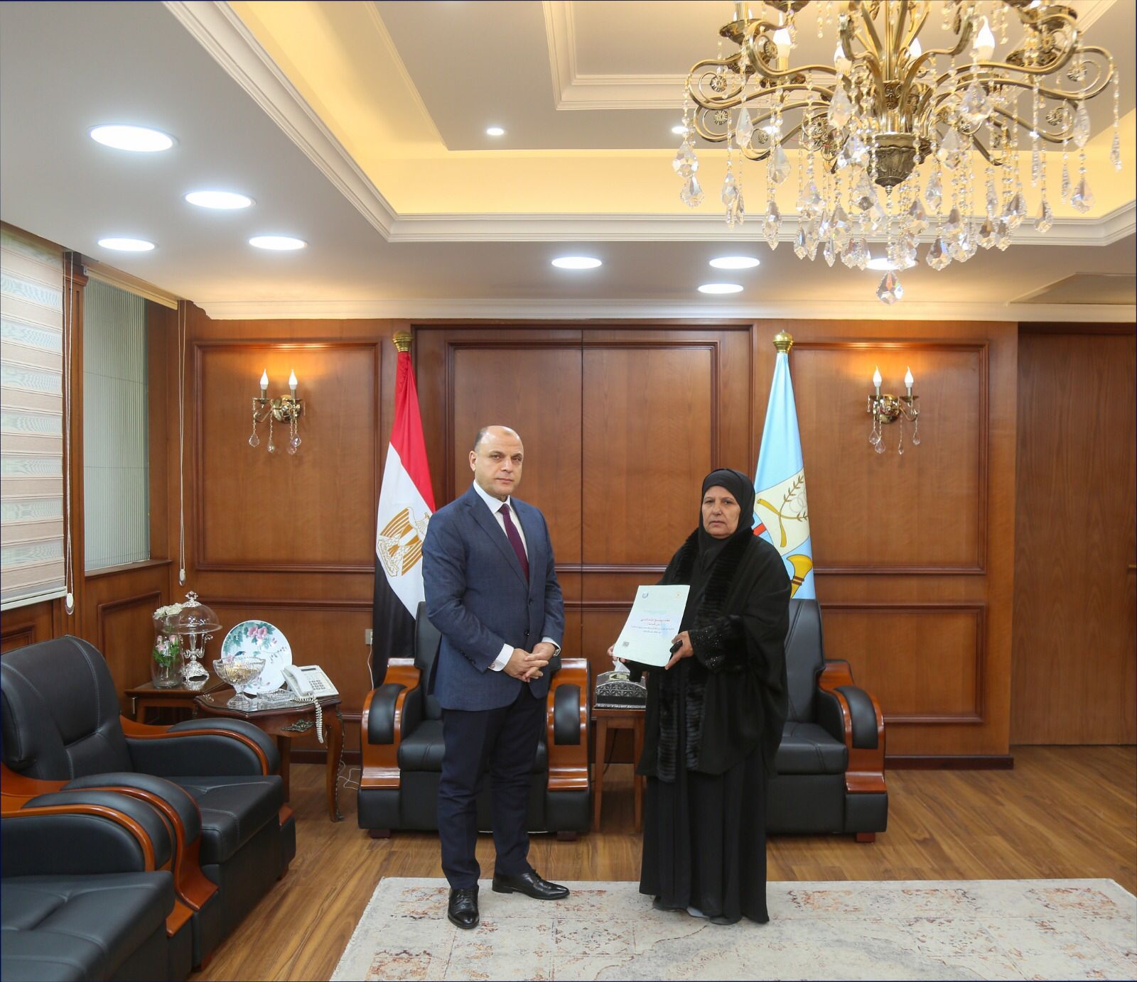 محافظ كفر الشيخ يسلم عقد تقنين لسيدة