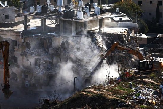 جرافات إسرائيلية تهدم مبنى فلسطينياً في القدس الشرقي (4)