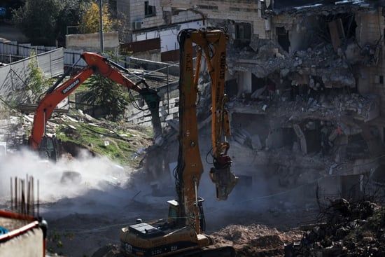 جرافات إسرائيلية تهدم مبنى فلسطينياً في القدس الشرقي (6)