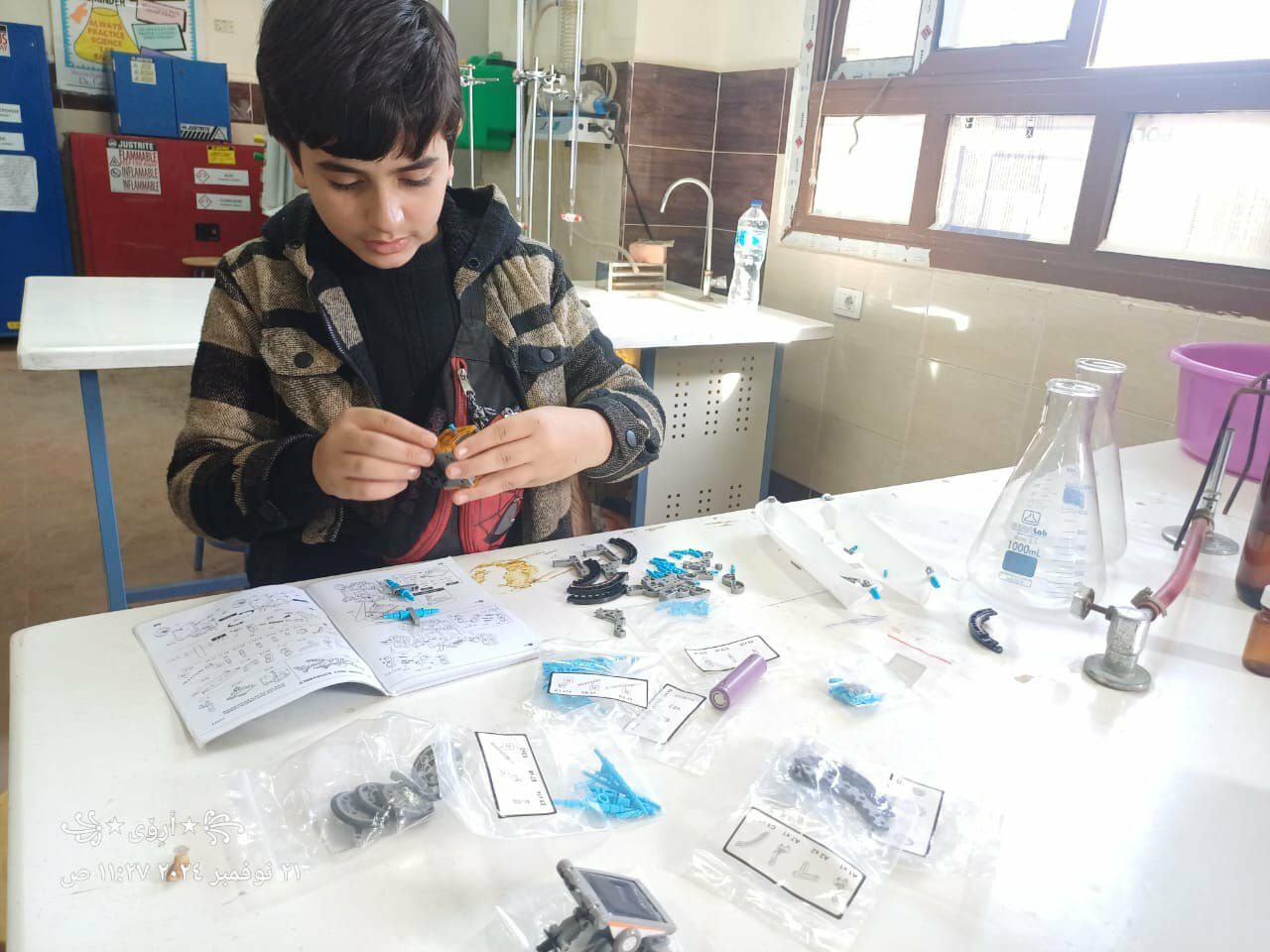 اسر خلال العمل بالعمل في مشروعه اسر خلال العمل بالعمل في مشروعه