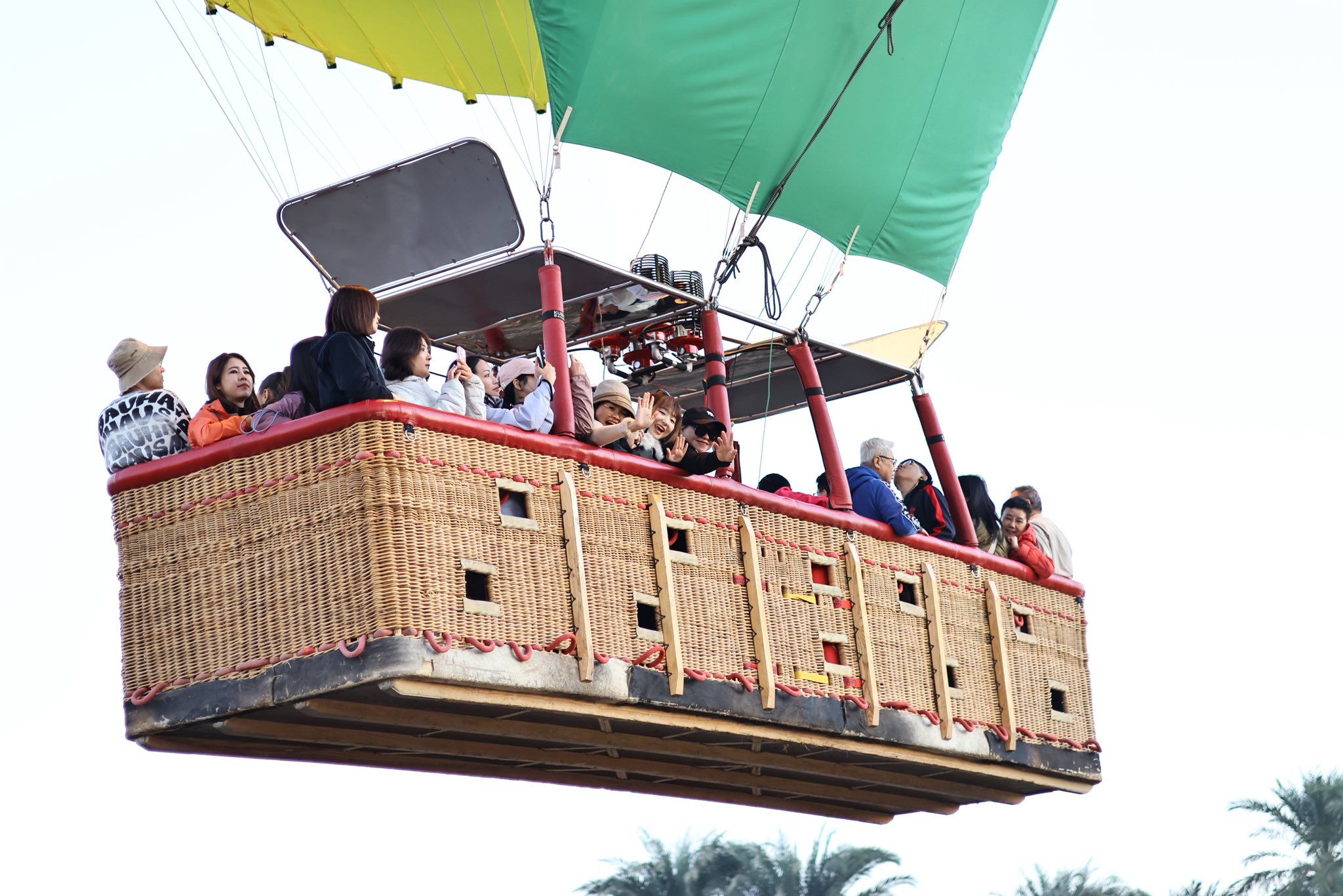 سعادة بين الأفواج الأجنبية على متن 65 رحلة للبالون الطائر سعادة بين الأفواج الأجنبية على متن 65 رحلة للبالون الطائر